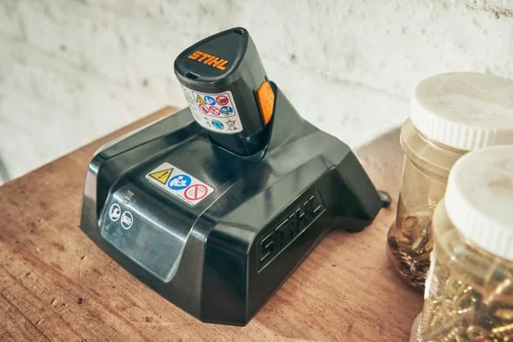 Schwarzer Akku auf einer Werkbank